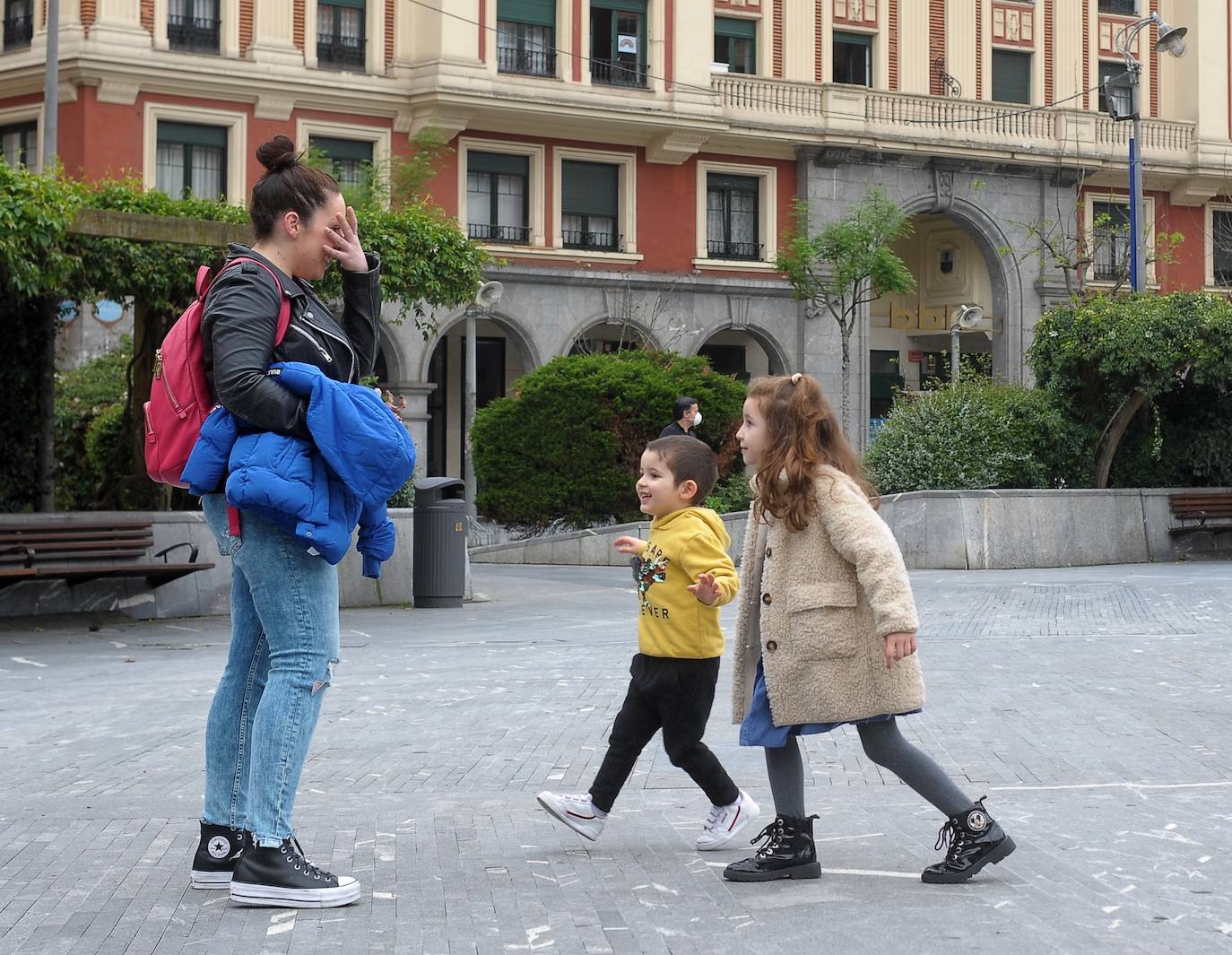 Tras 42 días de confinamiento, los niños han podido disfrutar de una hora de juego en Herriko Plaza, en Barakaldo.