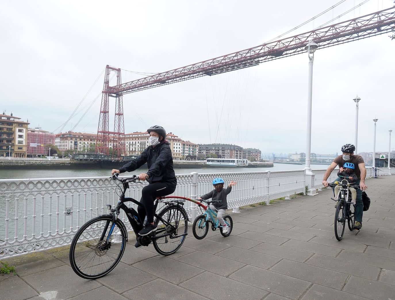 Paseo dominical con los niños en las inmediaciones del Puente Colgante, en Portugalete.