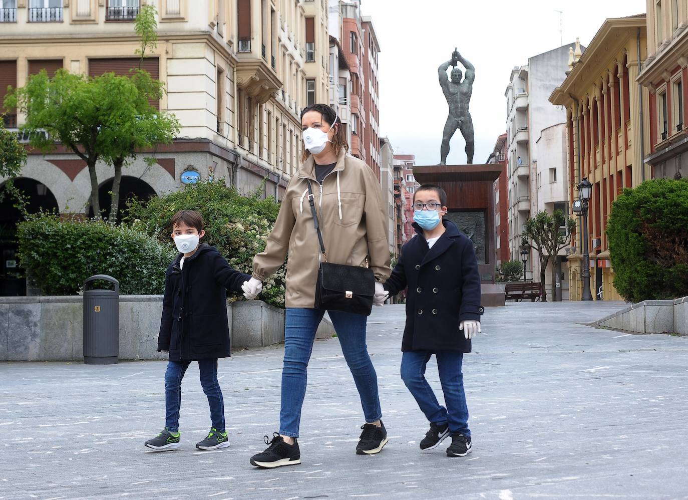 Tras 42 días de confinamiento, los niños han podido disfrutar de una hora de juego en Herriko Plaza, en Barakaldo.
