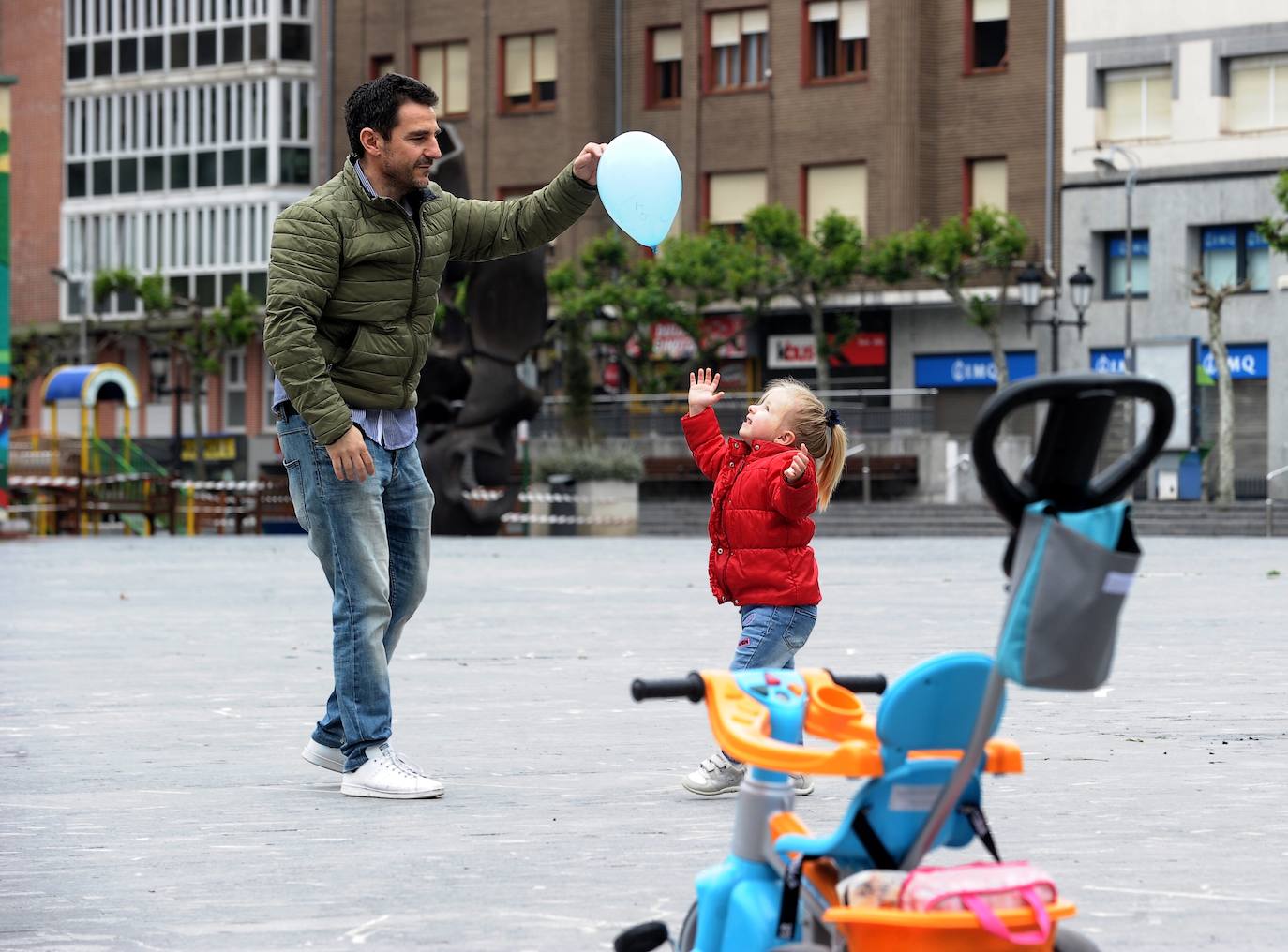 Tras 42 días de confinamiento, los niños han podido disfrutar de una hora de juego en Herriko Plaza, en Barakaldo.