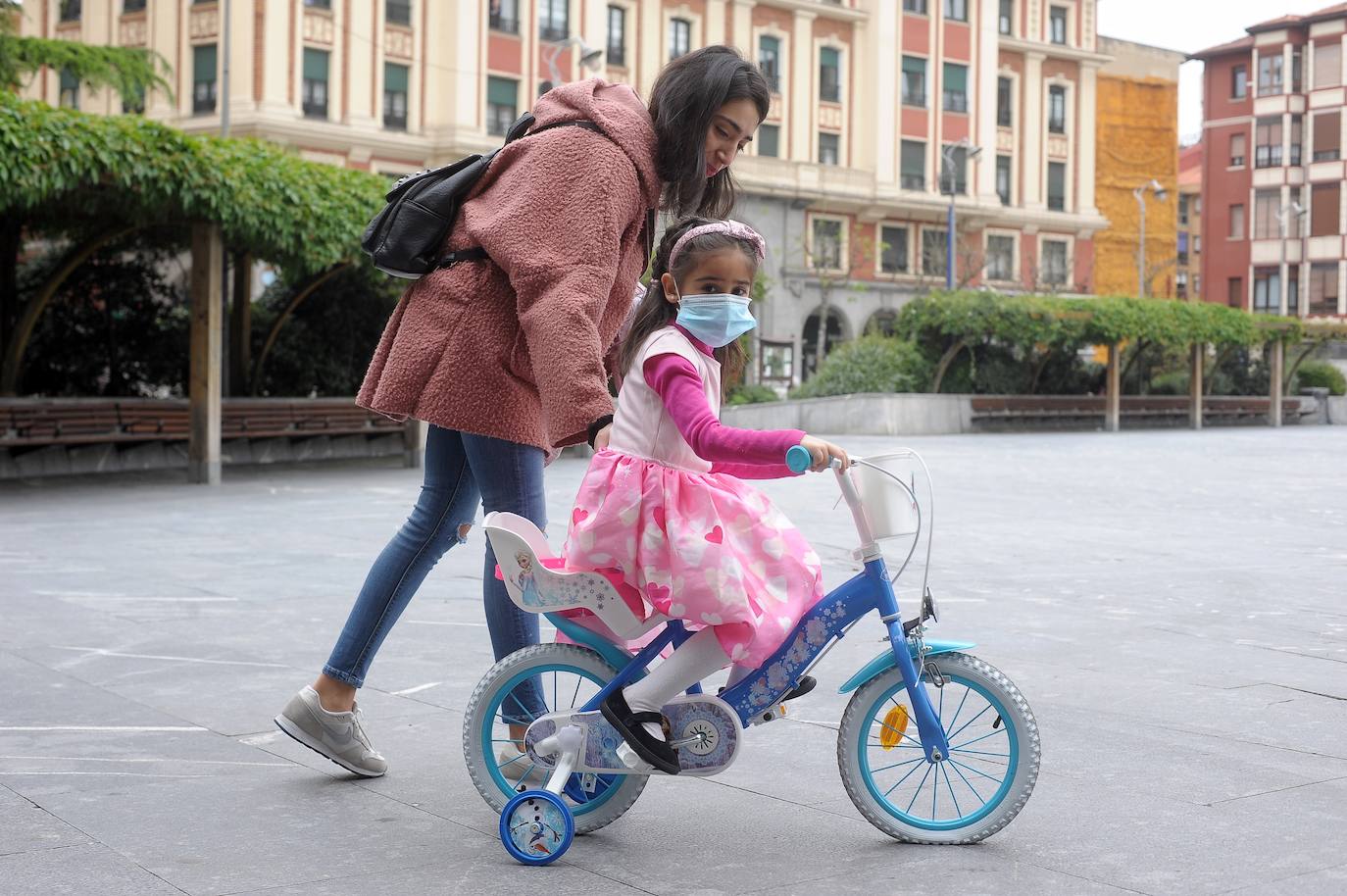 Tras 42 días de confinamiento, los niños han podido disfrutar de una hora de juego en Herriko Plaza, en Barakaldo.