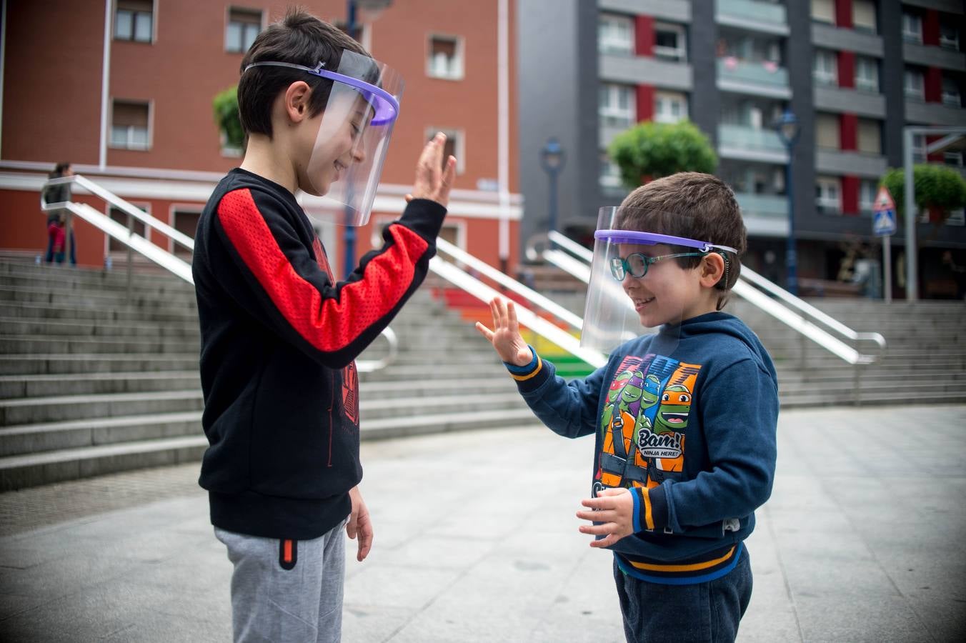 Piedra, papel o tijera al aire libre.