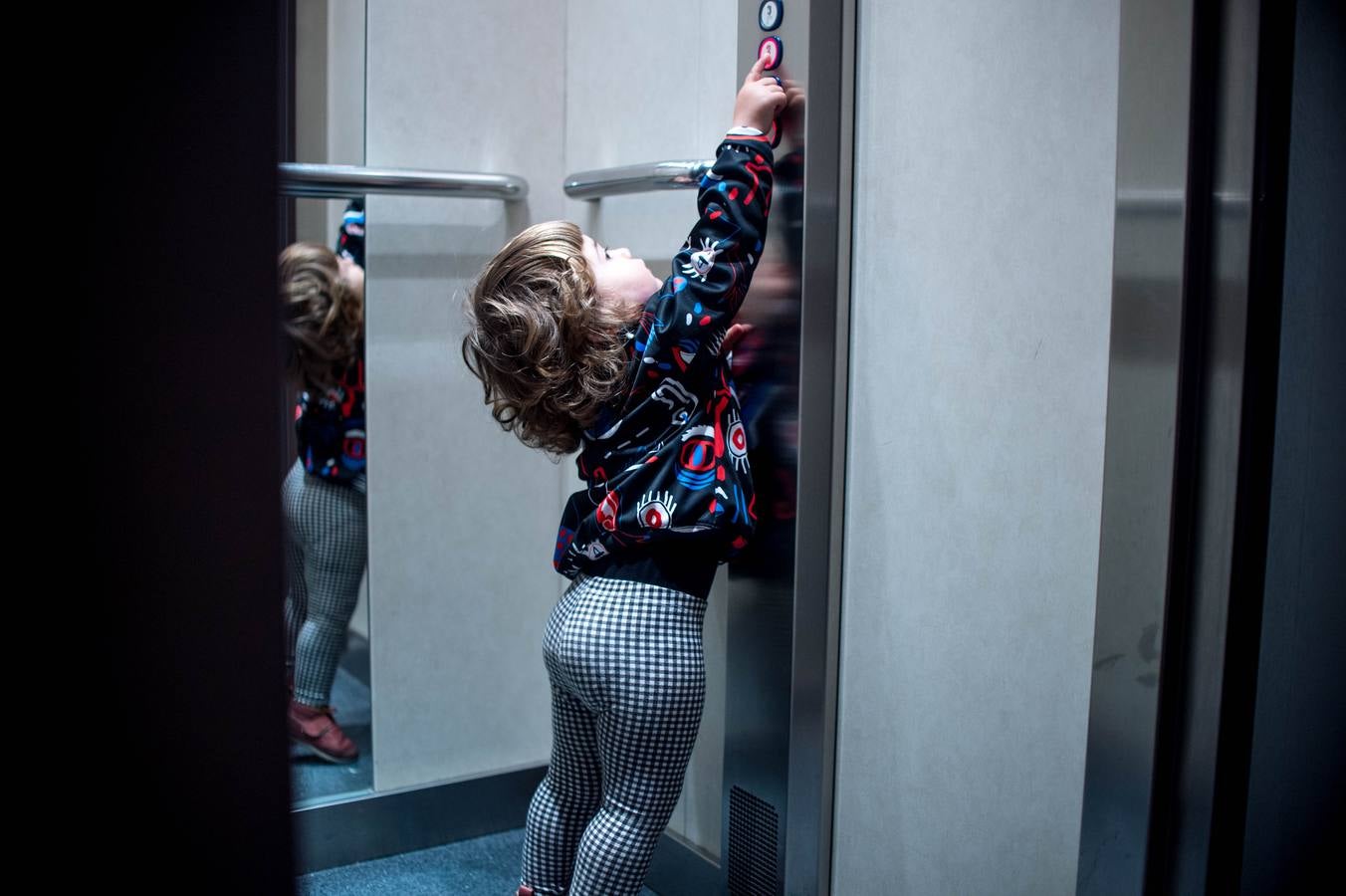 Eyre ha crecido tanto durante el confinamiento que consigue alcanzar el botón del ascensor.