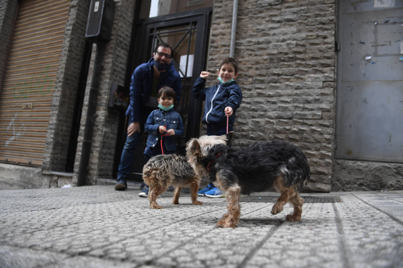 El aita Egoitz y los niños Lizardi y Aiala salen este domingo a dar un paseo por Bilbao.