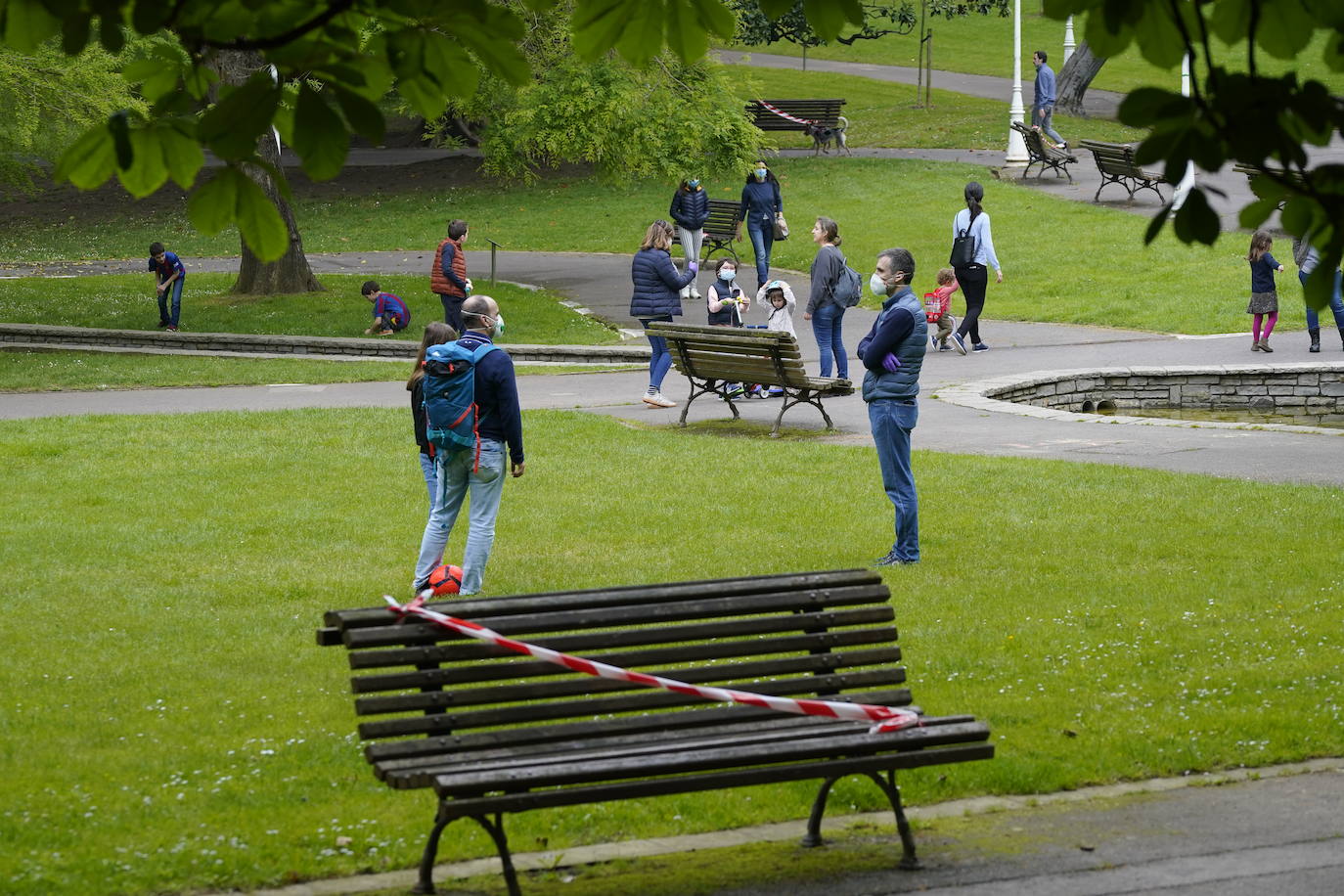 Los bancos del parque de Doña Casilda están 'vetados'.