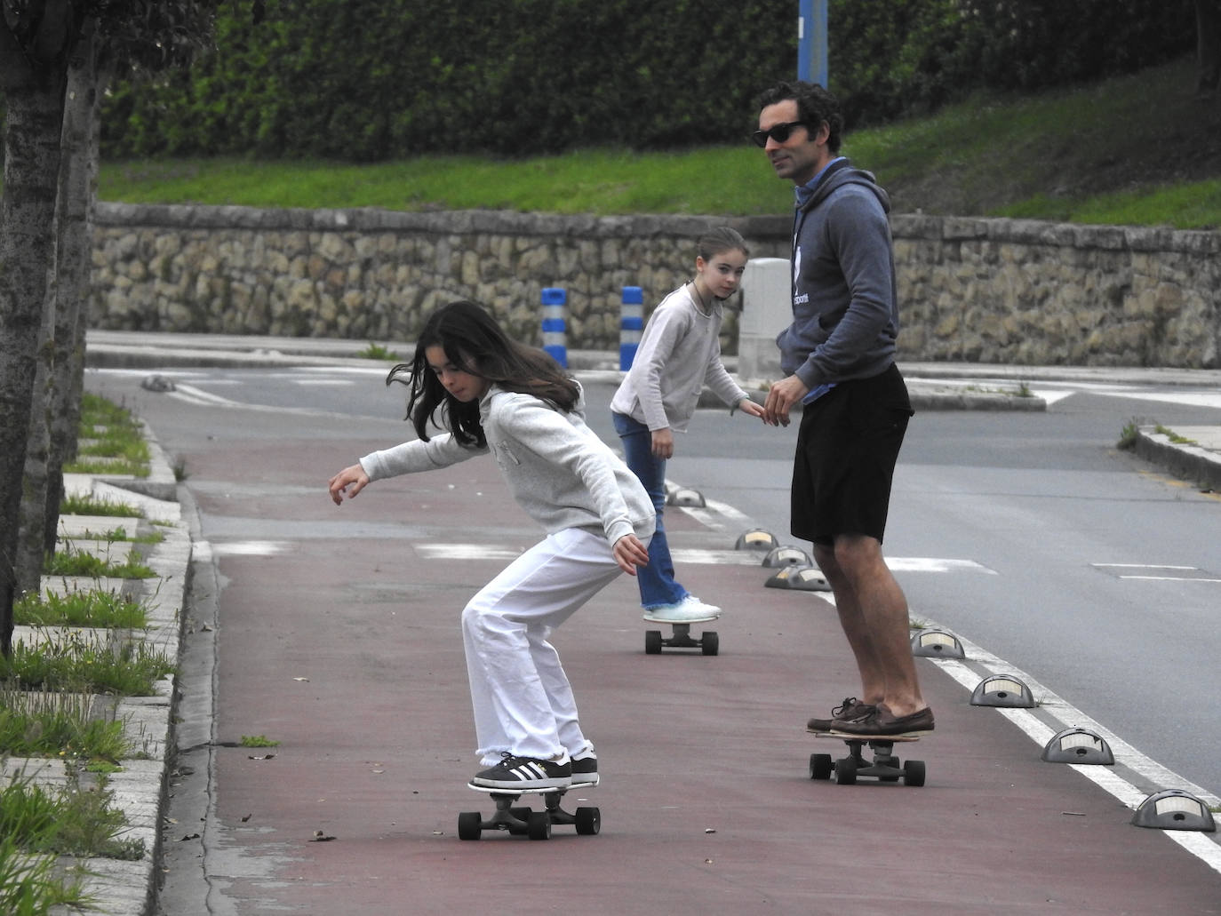 Todos con patinetes en el bidegorri de Ereaga. 