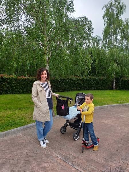 Xabier Gorostiaga, con su hermana y su ama Irune Cepeda, ha sacado el patinete por Etxebarri.