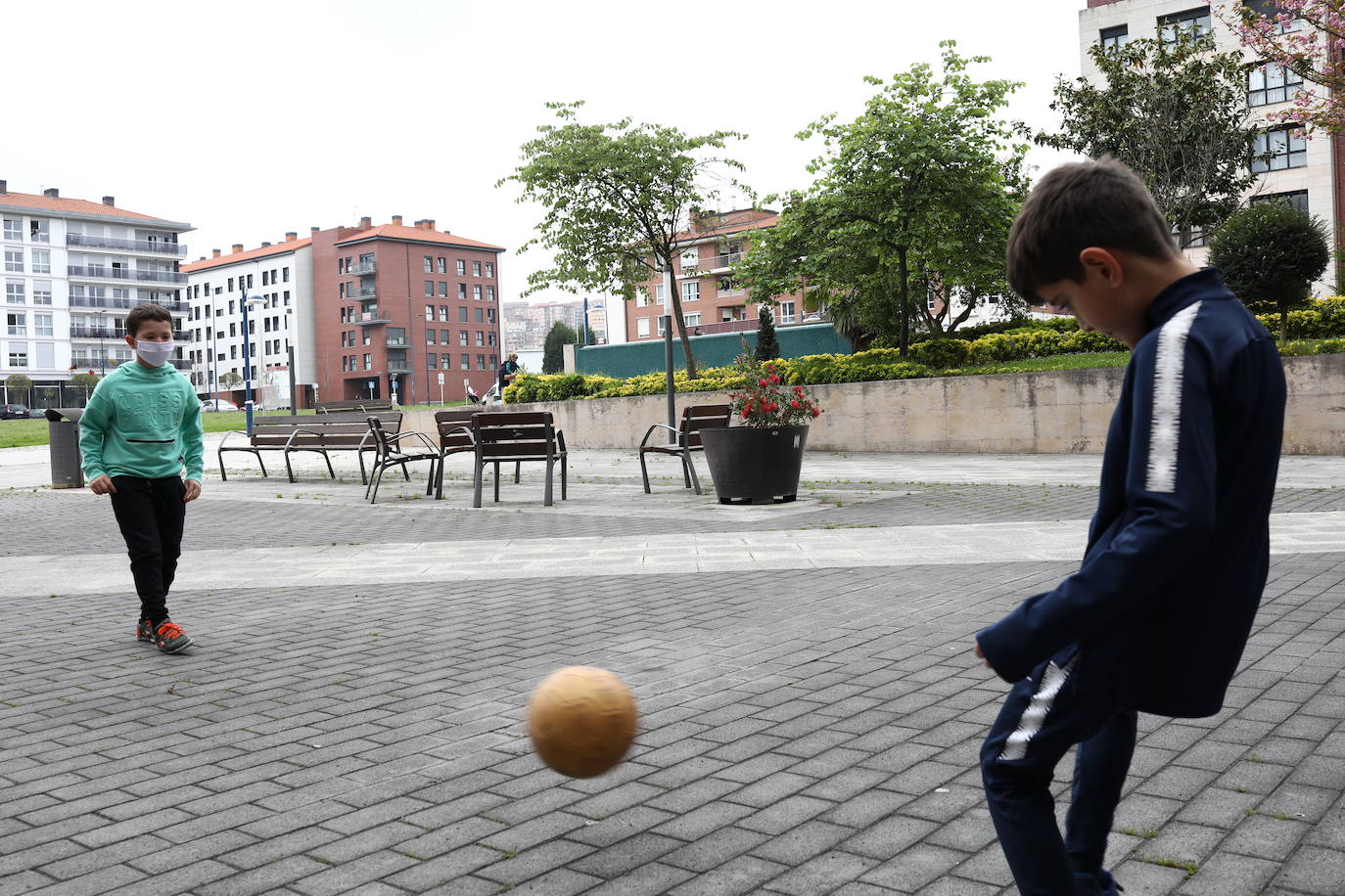 Al fútbol, en Etxebarri, también se puede jugar con mascarilla.