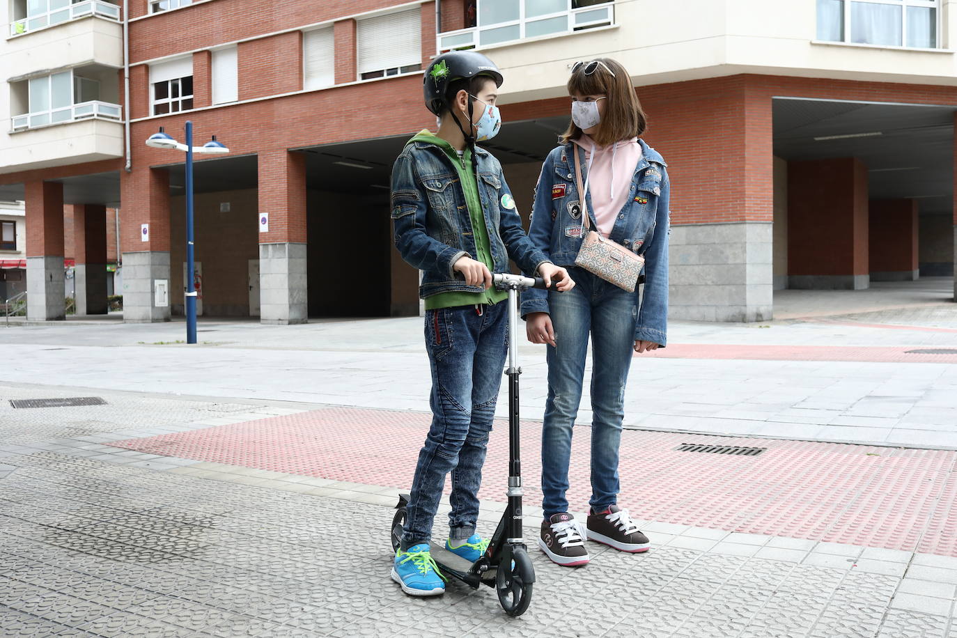 Los menores también se ponen mascarillas en Etxebarri.