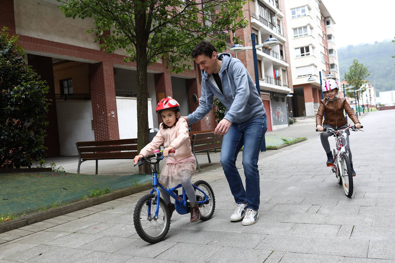 Había que estar atento por si después de tanto tiempo se había perdido la habilidad con la bicicleta. Ocurre en Etxebarri.