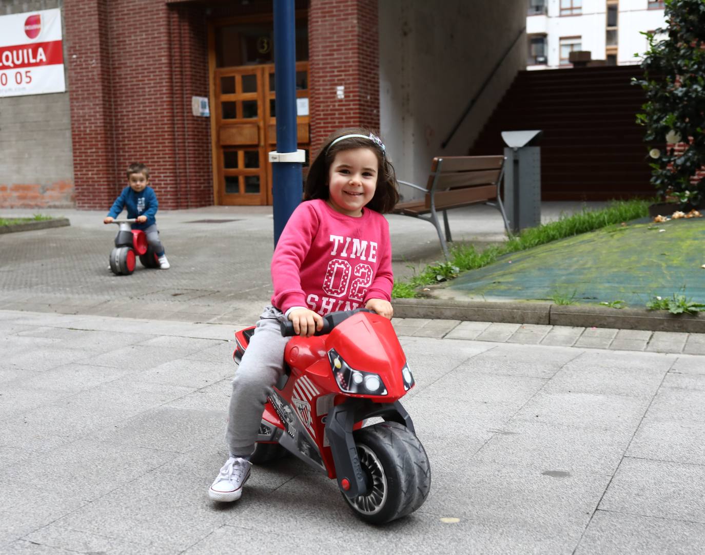 Las motos del Athletic también salieron a la calle en Etxebarri.