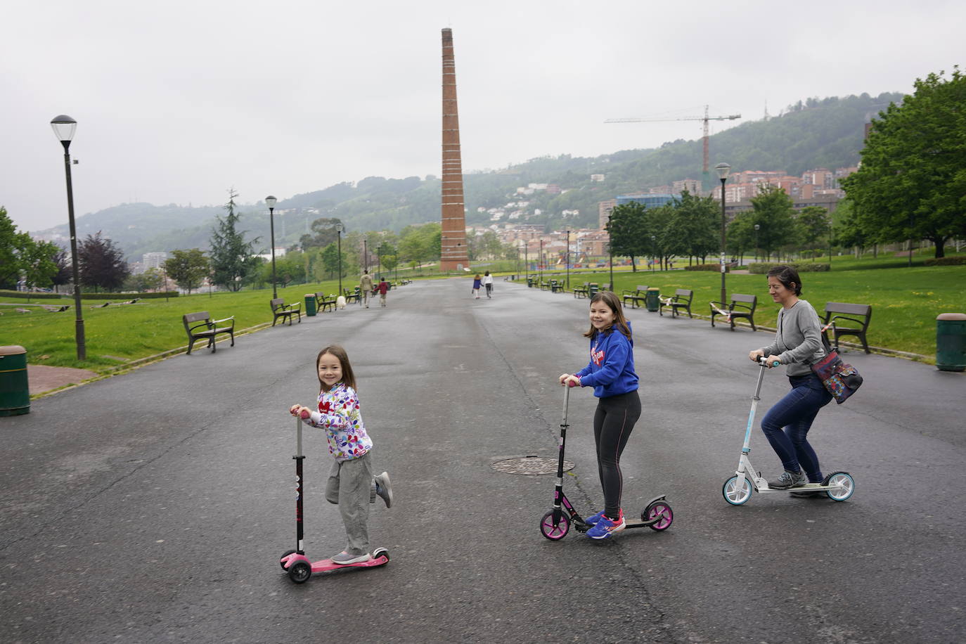 Los patinetes fueron para los más pequeños... Pero también para los mayores. Les tenían que seguir el ritmo. 
