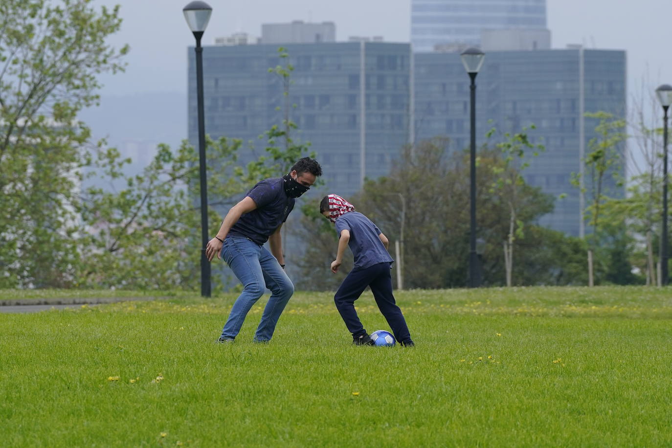 El césped del parque de Etxebarria sirvió para jugar al fútbol.