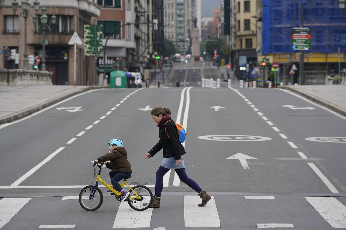 A la carrera detrás de la bicicleta.