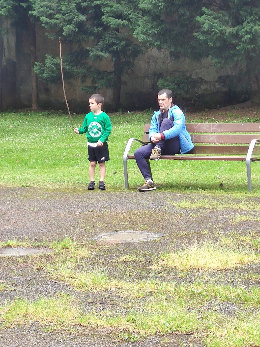El pequeño Iker ha optado por jugar a solas, junto a su aita, en un parque de Arrigorriaga.