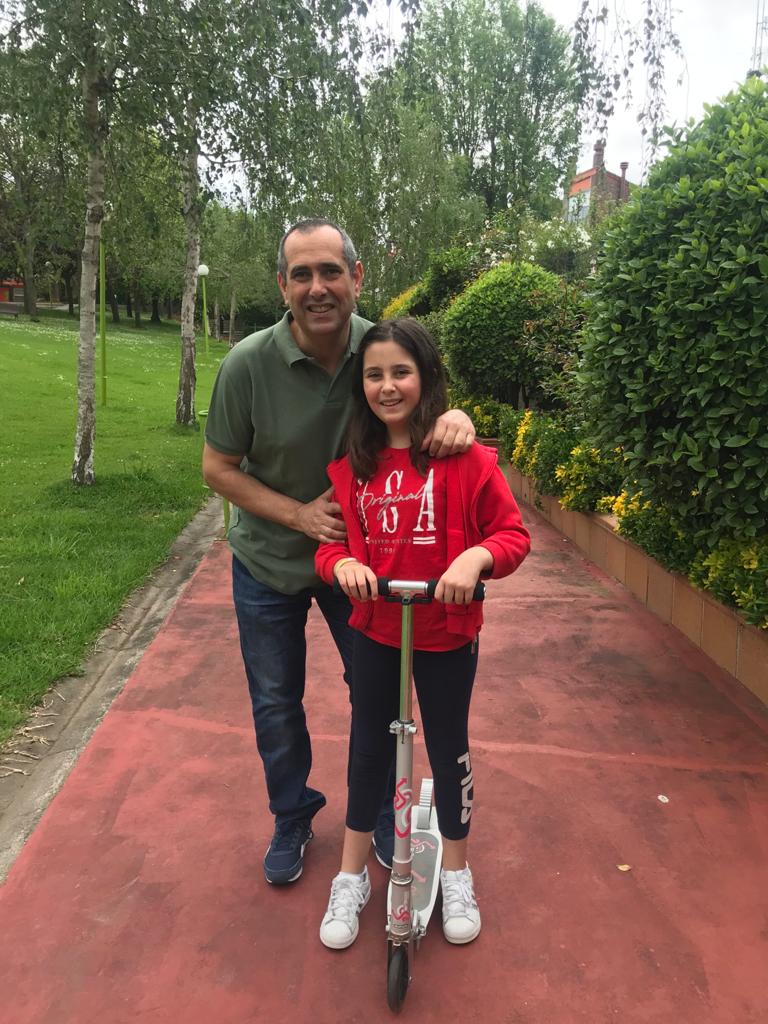 Irati le había hecho un dibujo a una amigo y hasta ahora no había podido dárselo. En la imagen, con Aitor, su padre.