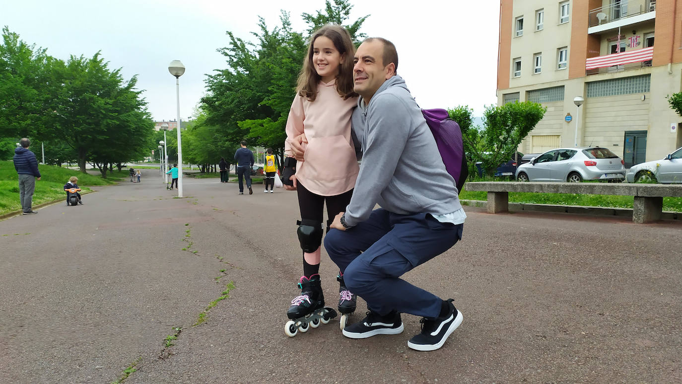 Nahia, de diez años, con su aita Ricar, en Miribilla.