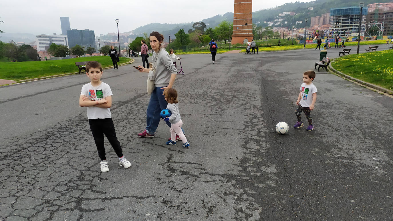 A falta de una, algunos llevaban dos pelotas para jugar al fútbol.