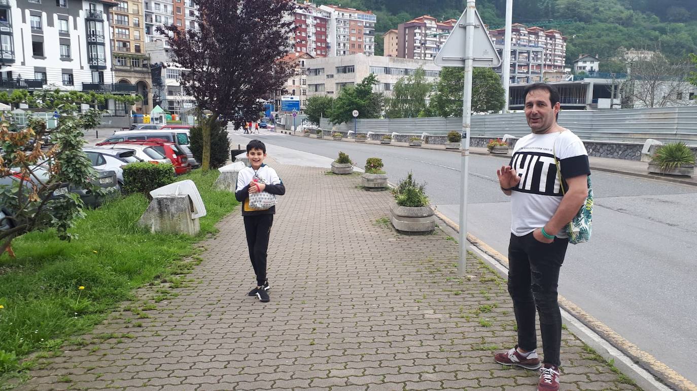 Jesus Anakabe y su hijo Xabi han salido a pasear por el entorno de su casa en Ondarroa