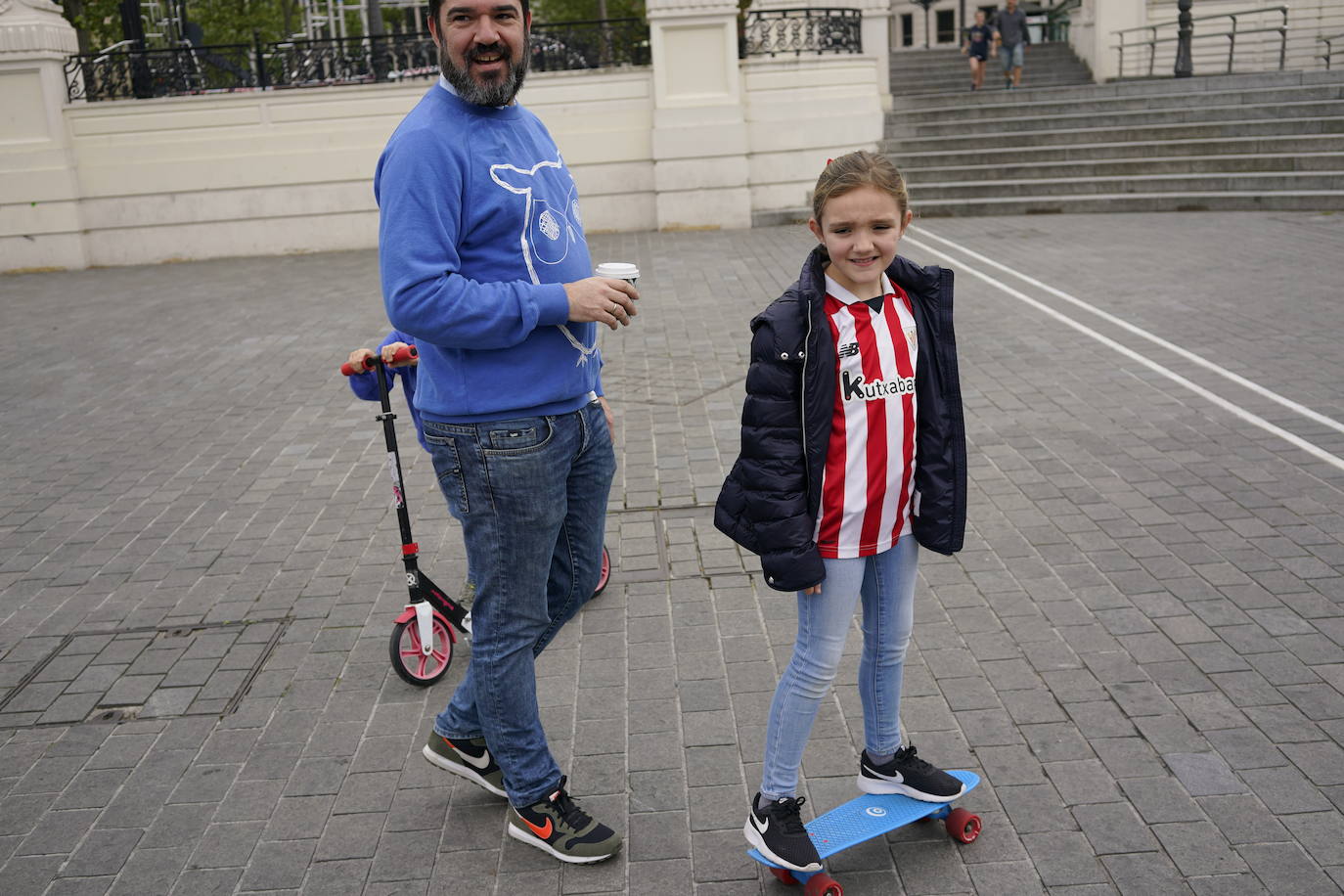 Alex con sus hijos Nahia y Xabi, en el Arenal de Bilbao.