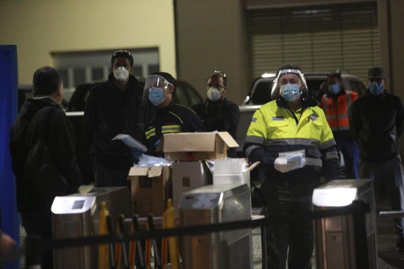 Fotos: Un millar de trabajadores pone hoy otra vez en marcha la maquinaria industrial de Mercedes