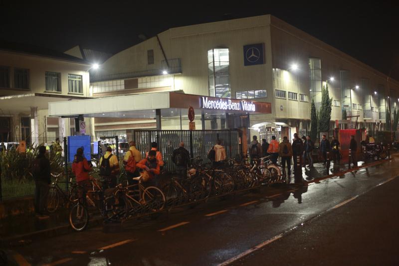 Fotos: Un millar de trabajadores pone hoy otra vez en marcha la maquinaria industrial de Mercedes