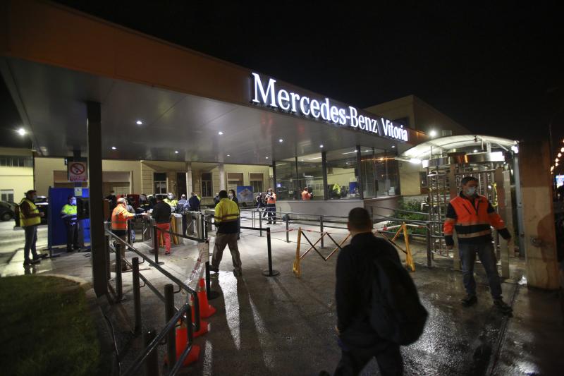 Fotos: Un millar de trabajadores pone hoy otra vez en marcha la maquinaria industrial de Mercedes