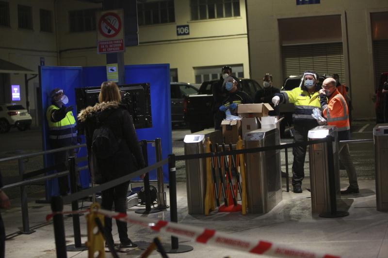 Fotos: Un millar de trabajadores pone hoy otra vez en marcha la maquinaria industrial de Mercedes