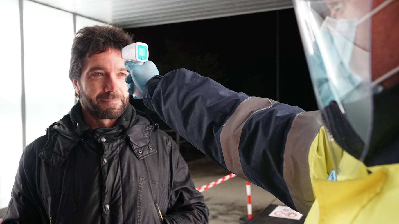 Fotos: Un millar de trabajadores pone hoy otra vez en marcha la maquinaria industrial de Mercedes