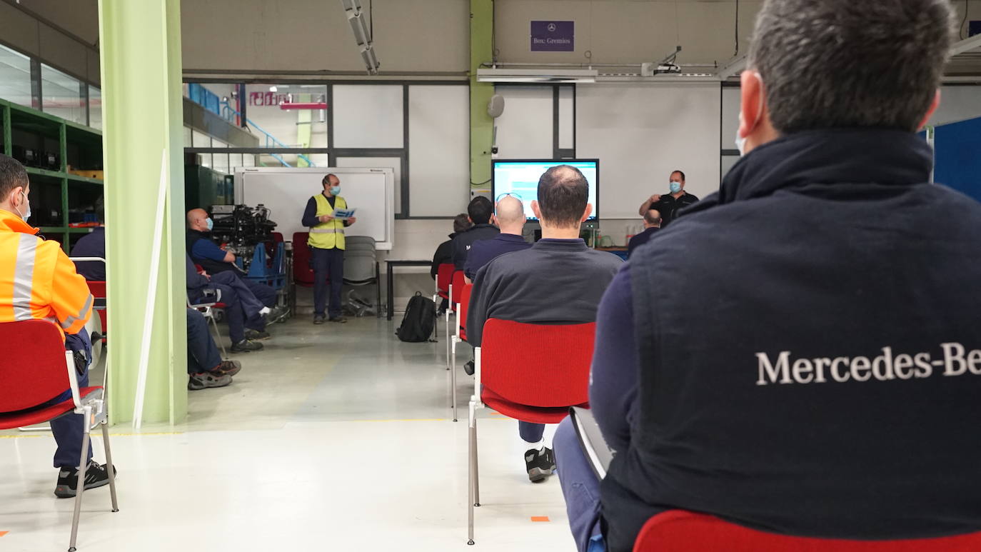 Fotos: Un millar de trabajadores pone hoy otra vez en marcha la maquinaria industrial de Mercedes