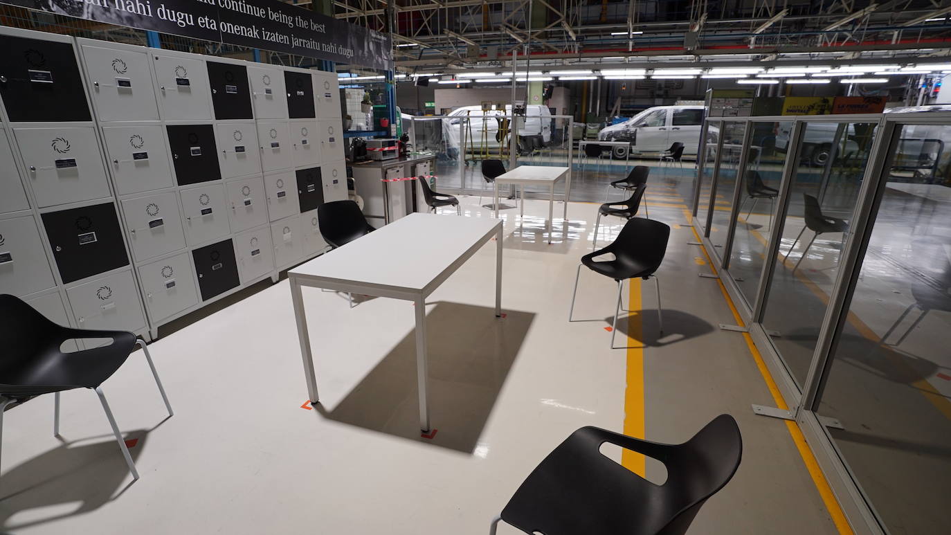 Fotos: Un millar de trabajadores pone hoy otra vez en marcha la maquinaria industrial de Mercedes