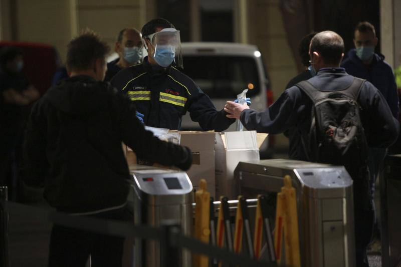 Fotos: Un millar de trabajadores pone hoy otra vez en marcha la maquinaria industrial de Mercedes