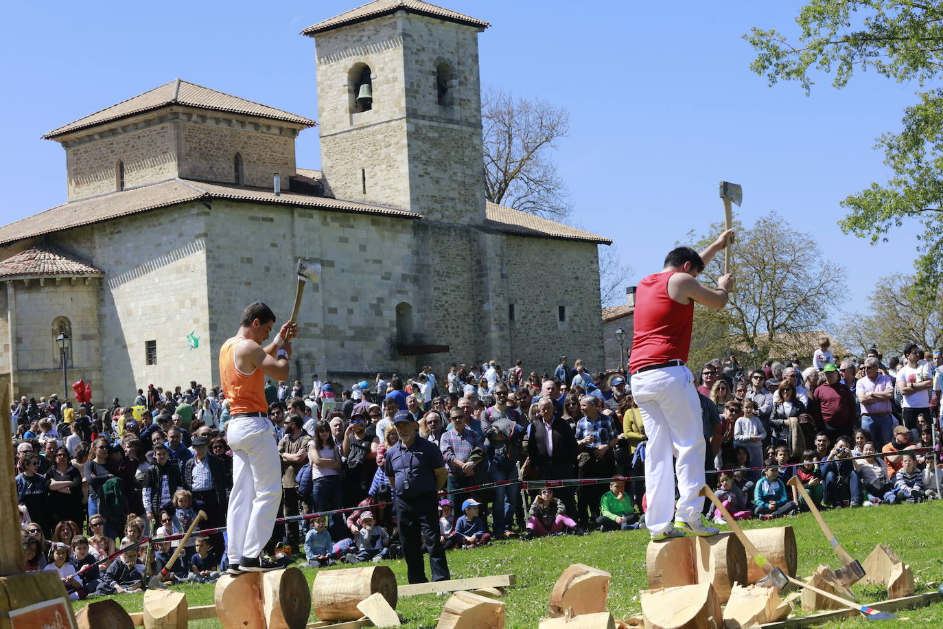 Niños y mayores tenían cada 28 de abril la oportunidad de disfrutar de los aizkolaris. 