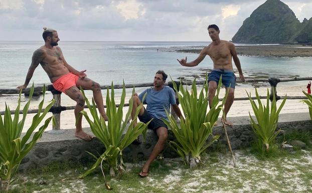 Iñigo, con un par de amigos, en la entrada a una playa. 