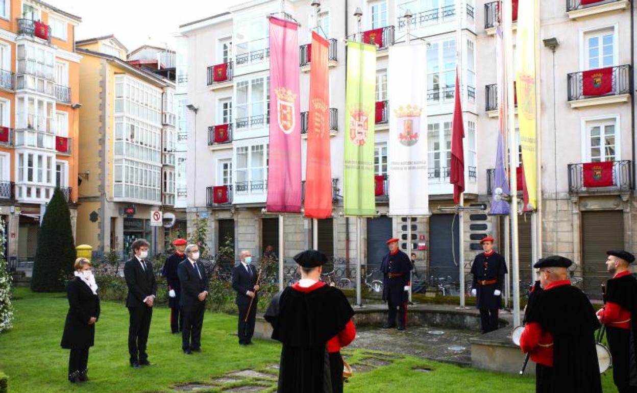 El alcalde de Vitoria, Gorka Urtaran, y el diputado general, Ramiro González, han estado presentes en el acto.