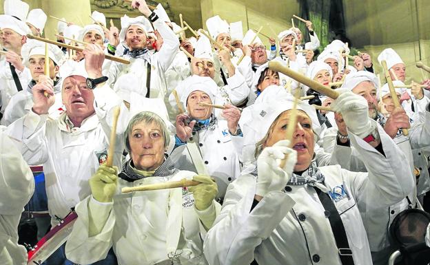 La compañía de barriletes se esmera con la interpretación de una pieza de la tamborrada vitoriana. 