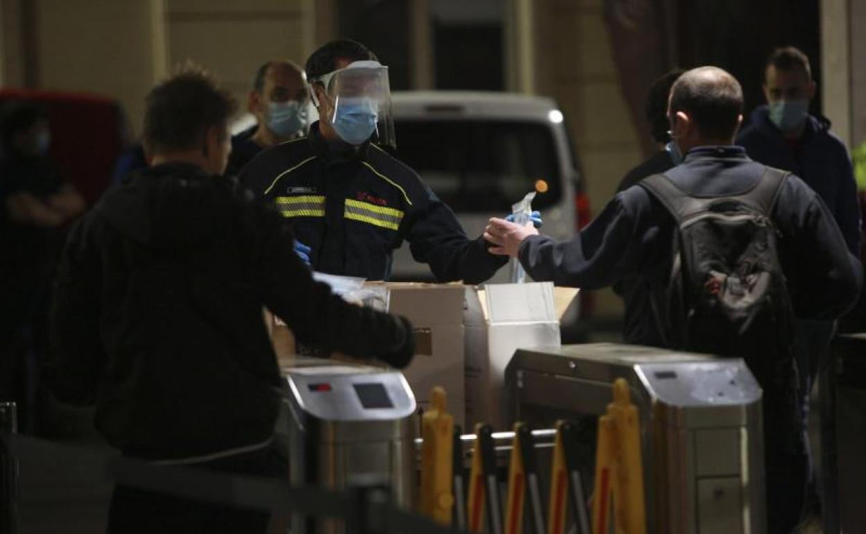 Control de acceso a la planta, que ha estado mes y medio cerrada por la pandemia. 