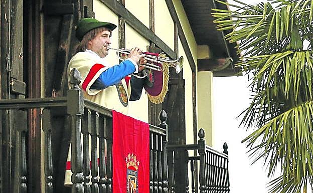 Mikel Delika llamará a la fiesta desde desde su balcón. 