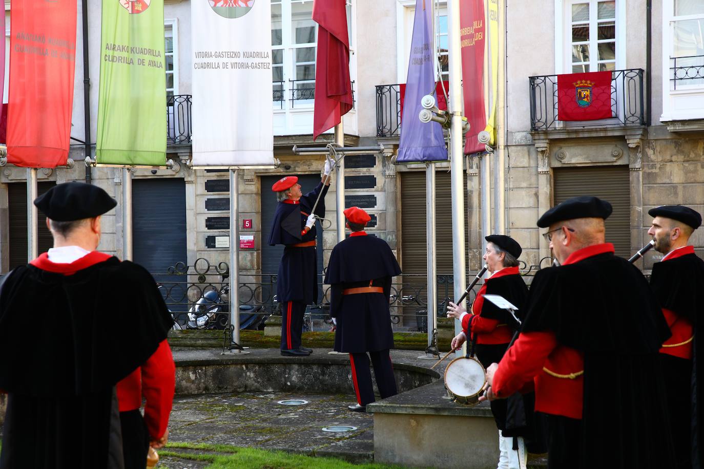 Fotos: Izado de la bandera de Álava