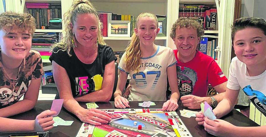 Susana Alaguero jugando con su marido, Xabier Olmo, y sus hijos Oier, Nahia y Aritz.