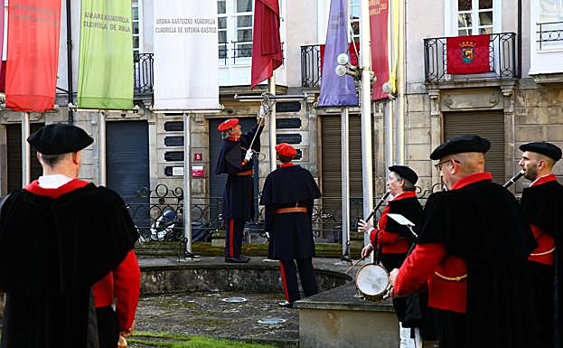 Izado de la bandera en la plaza de la Provincia. 