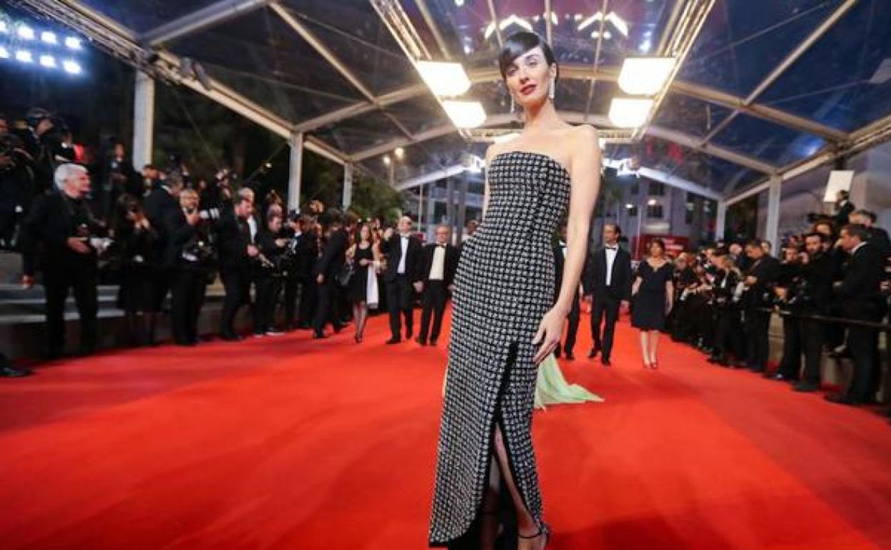 La actriz Paz Vega en la alfombra roja del Festival de Cannes.