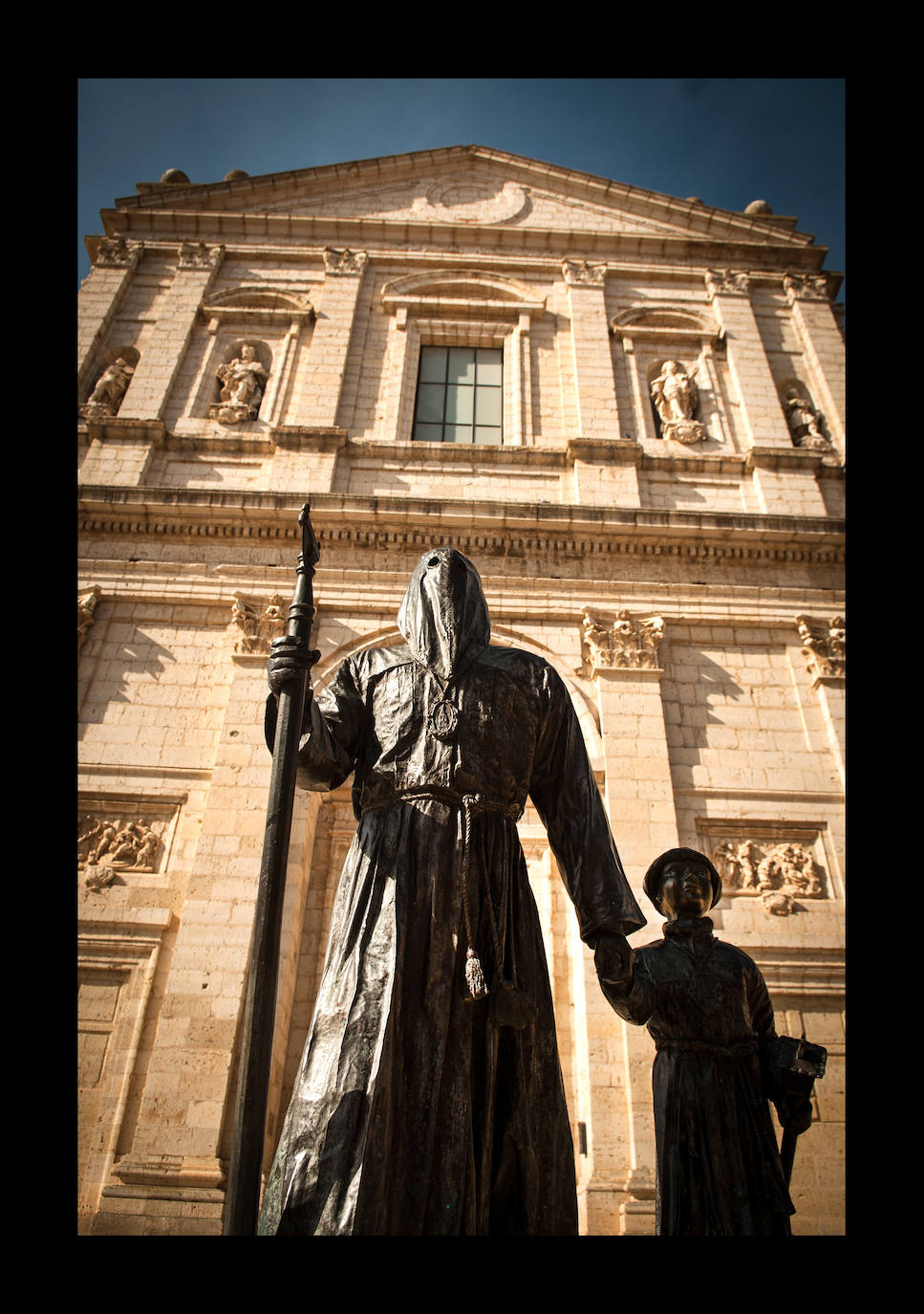 Medina de Rioseco, conocida también como la Ciudad de los Almirantes, es una localidad de apenas 4.600 vecinos. El prestigio y relevancia económica que alcanzó la ciudad en tiempos del Descubrimiento de América alentó el surgimiento de las cofradías penitenciales, corrales de comedias, capillas y hospitales. También las procesiones de Semana Santa que han llegado hasta nuestros días y que son su mejor tarjeta de presentación. En la Imagen, iglesia de la Santa Cruz.
