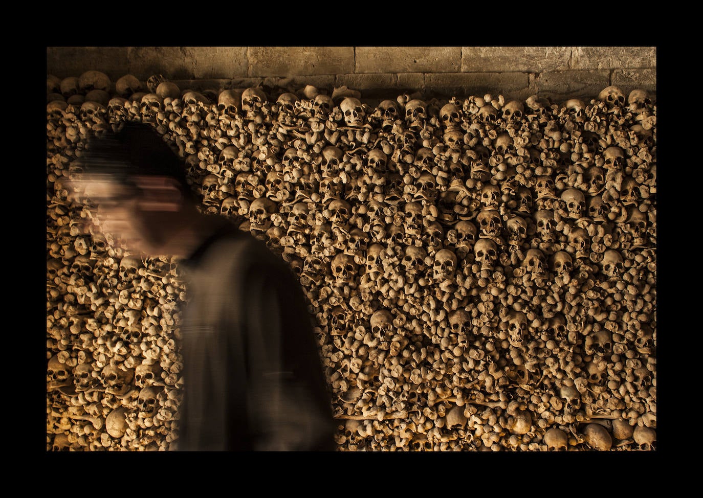 Si es capaz de sobreponerse a lo macabro del recinto y no es especialmente aprensivo, el osario de Wamba es una de las citas inexcusables de cualquier visita a Tierra de Campos. La localidad, fundada por los visigodos, alberga la iglesia de Santa María de la O. En su interior se encuentra el mayor osario de España y el único visitable. Su caso no es único y sigue la estela -u otros le siguen a él- de lugares tan abracadabrantes como la Cripta de los Capuchinos en Roma, las catacumbas de París o el monasterio de Sedlec, a las afueras de Praga. 