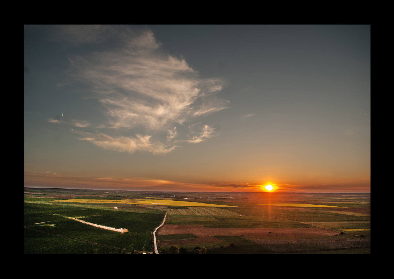 Las reducidas dimensiones del pueblo obligan a sus vecinos a abastecerse fuera. Situado a 40 kilómetros de Valladolid, Medina de Rioseco y Toro, en Zamora, aportan el imprescindible apoyo logístico en estas vastas soledades. Como contrapartida está la belleza del paisaje -en días claros se alcanzan a ver hasta los montes de León-, aunque colonizado cada vez más por parques eólicos.