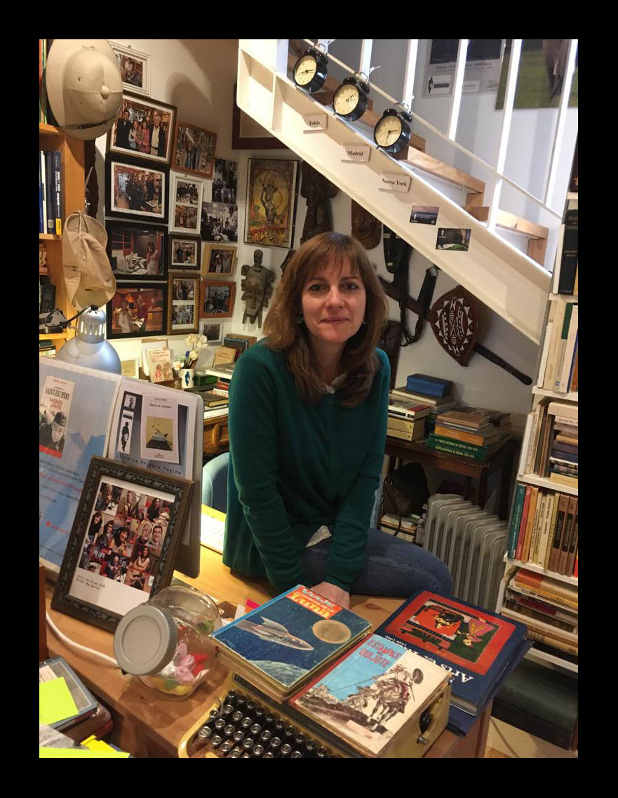 Tamara Crespo, en la imagen, y Fidel Raso son el alma de Primera Página, la librería dedicada a temas de periodismo y fotografía viajes. Aquí es posible encontrar desde obras de Oriana Fallaci, Manu Leguineche o Mariano José de Larra, hasta tratados de fotografía de Robert Cappa, Sebastiao Salgado o del propio Fidel, que documentó el ocaso de los Altos Hornos en su Bizkaia natal, el fenómeno climatológico conocido como 'El Niño' durante su estancia en Ecuador o el drama de la emigración en la valla de Ceuta y Melilla.