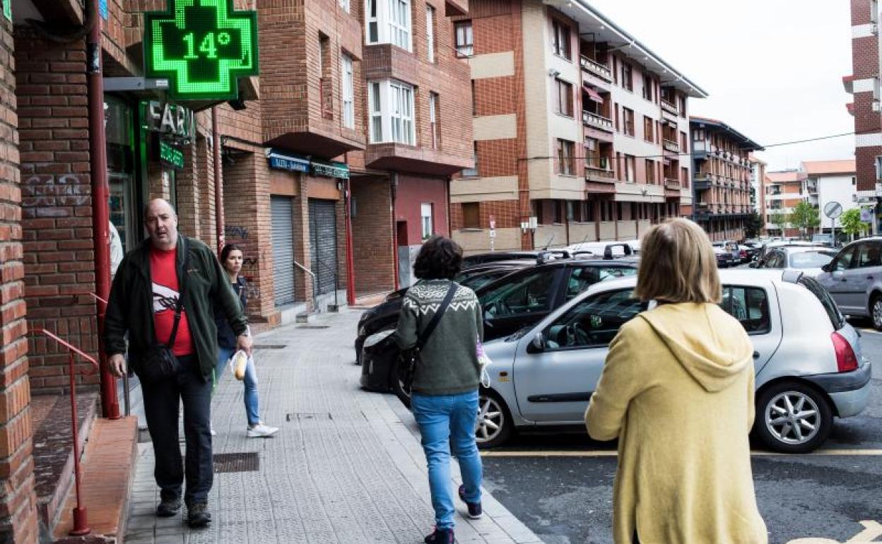 Vecinos hacen cola frente a una farmacia en Getxo. 