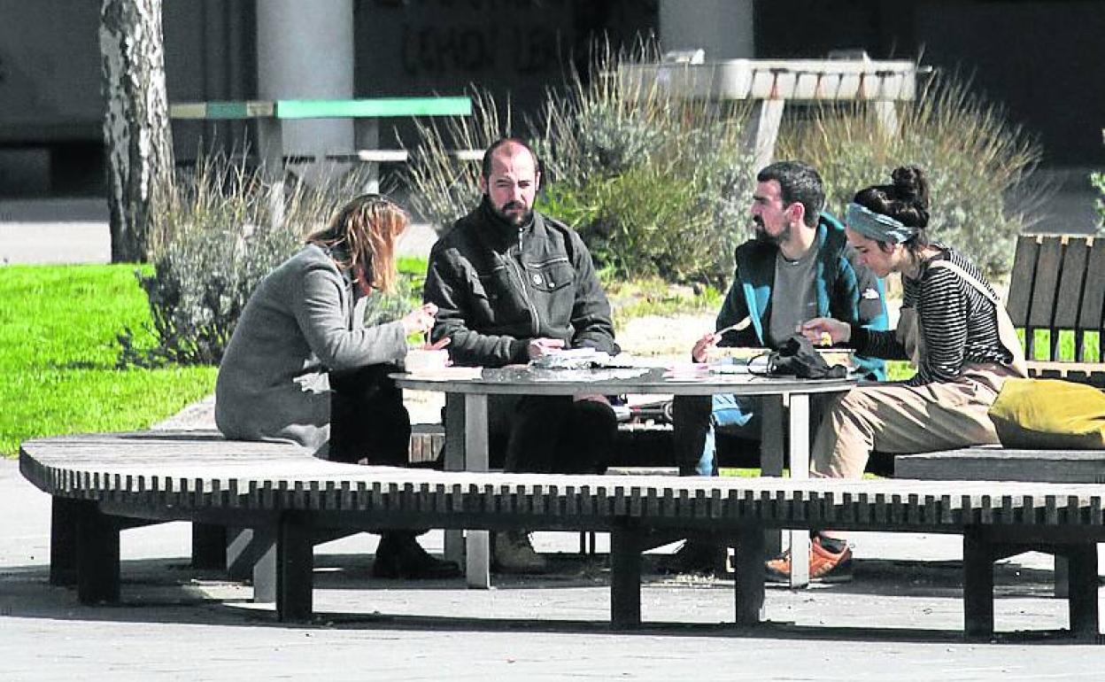 Estudiantes comen al aire libre en el campus de Leioa. 