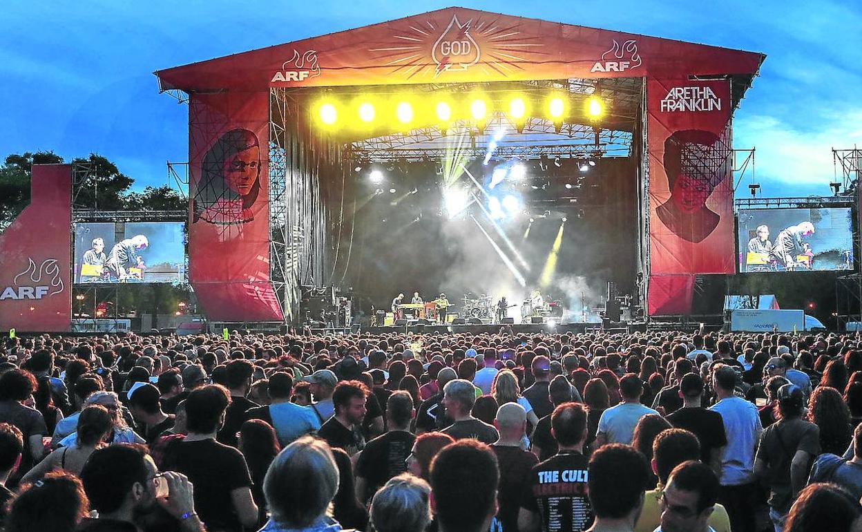 El recinto de Mendizabala, lleno de público, durante la actuación de Wilco en el Azkena Rock Festival de 2019.