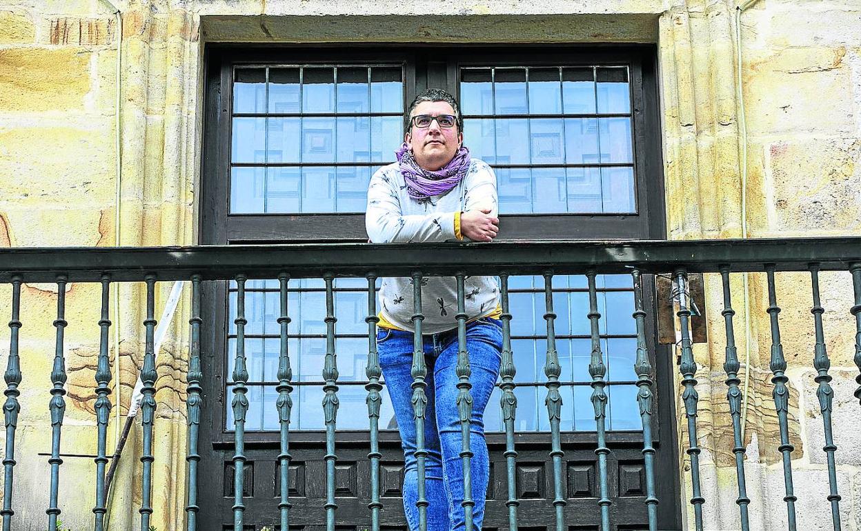 Lierni Altuna se asoma al balcón de la Casa Consistorial de Aramaio.